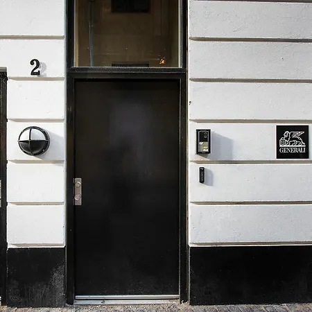 Sanders Leaves - Charming Three-bedroom In Downtown Apartment *