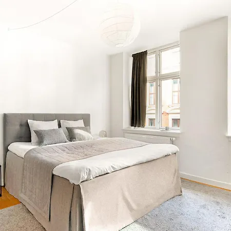 Apartment Sanders Leaves - Charming Three-bedroom In Downtown *
