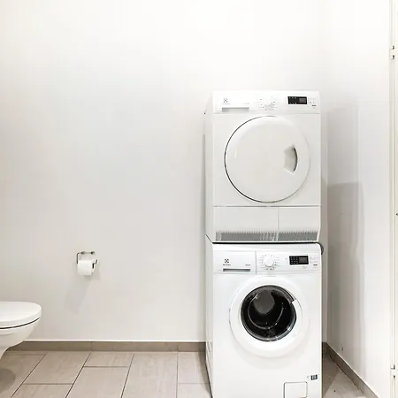 Sanders Leaves - Charming Three-bedroom In Downtown Apartment